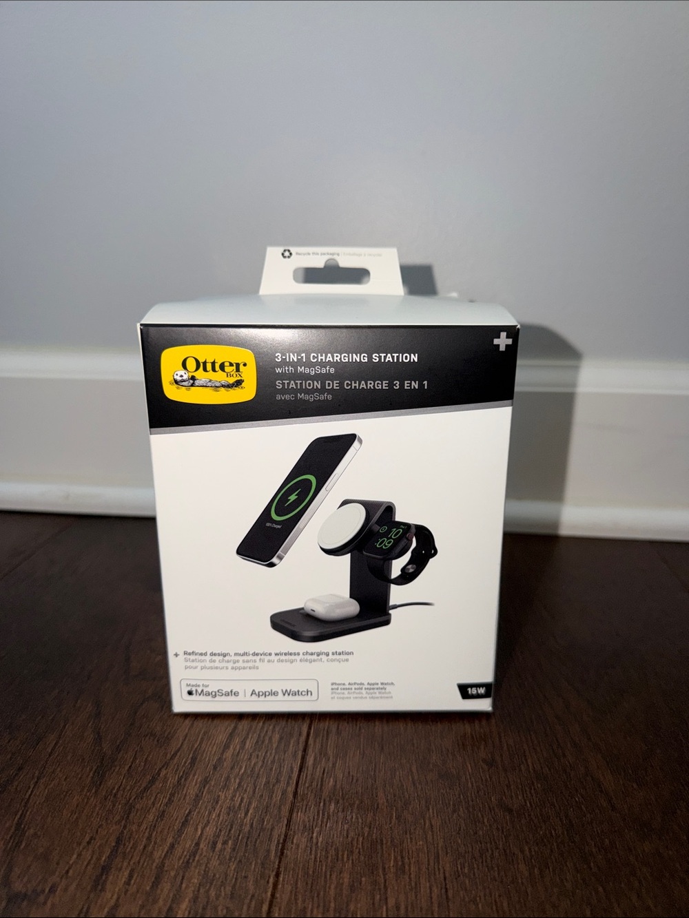 OtterBox 3-in-1 MagSafe Charging Station - Black and White